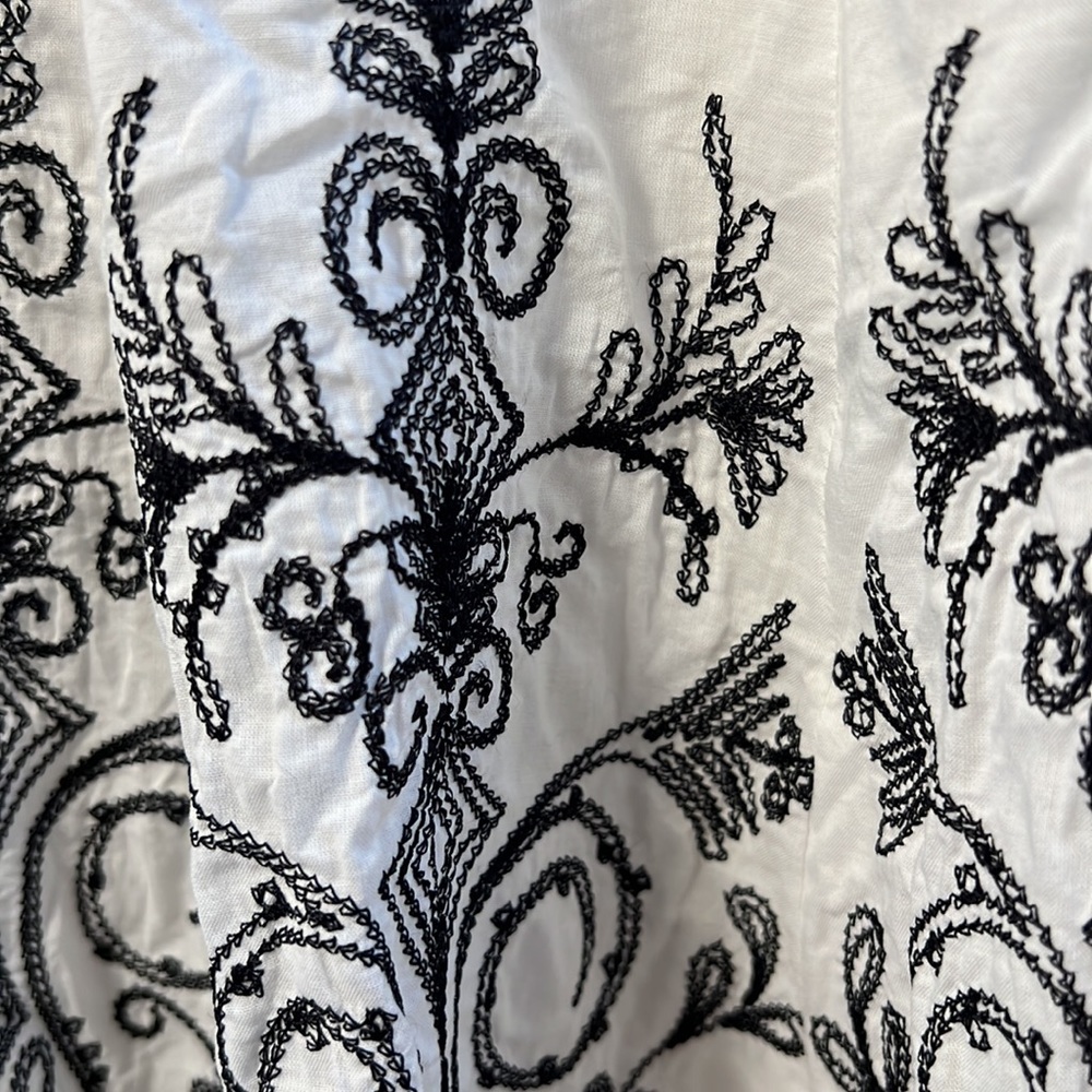 Tahari flared white skirt with embroidered design, size: 6, 100% cotton - Picture 4 of 10